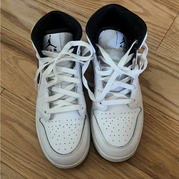 Selling Jordan 1 mids - Picture 3 of 4